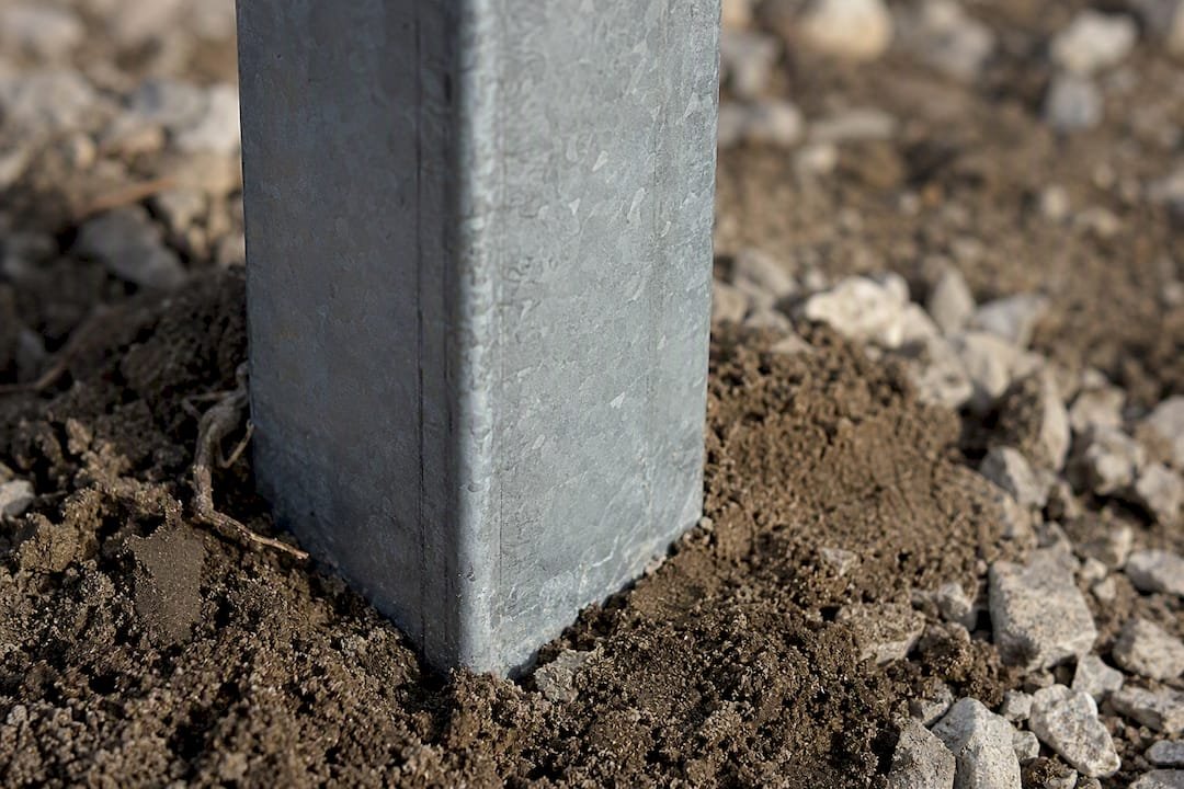 Cinkuoto metalinio tvoros stulpo pagrindo vaizdas iš arti